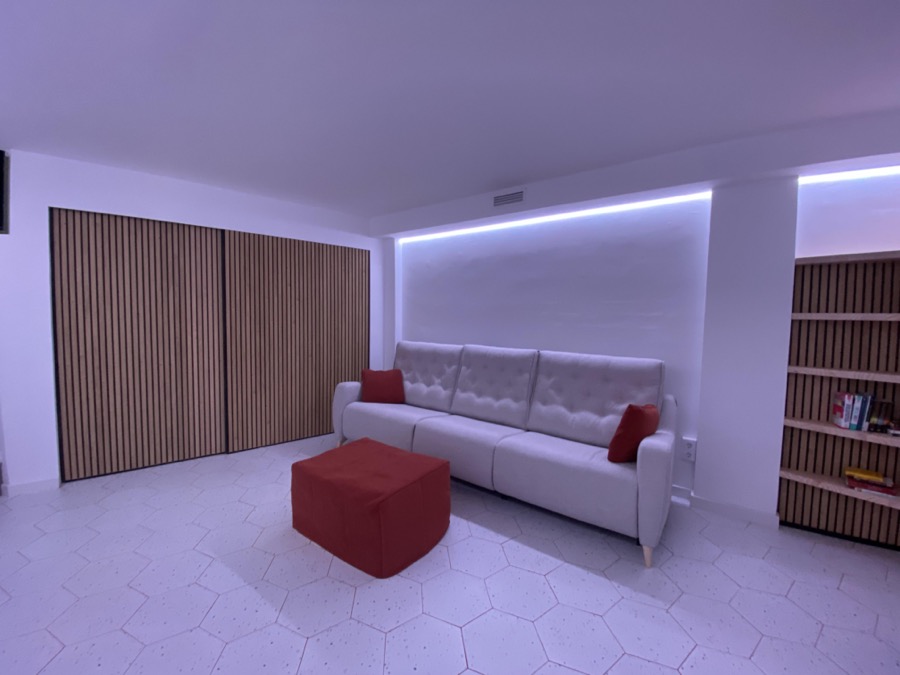 sala de estar con sofá