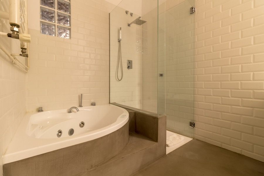 baño con ducha y bañera